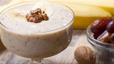 طريقة عمل عصير تمر باللبن والقرفة (فيديو)