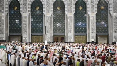 توافد المعتمرين لأداء صلاة العشاء والتراويح من المسجد الحرام ليلة 23 رمضان (بث مباشر)