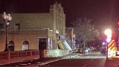 انهيار سقف مسرح خلال حفل موسيقي بسبب الإعصار بأمريكا (فيديو)