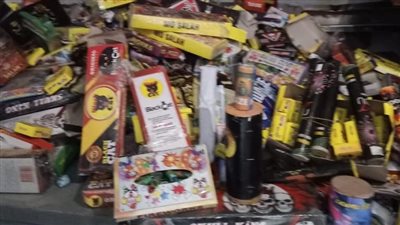 التحفظ على مصنع ألعاب نارية بدون ترخيص في الفيوم 