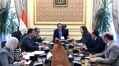 رئيس الوزراء يتابع موقف إتاحة الكهرباء لعدد من المشروعات التنموية
