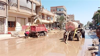 معدات مركز الفيوم تعيد تأهيل طريق منشأة بغداد الغارق في المياه الجوفية 