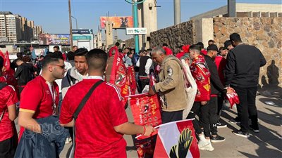 هتافات وتشجيع جماهير بمحيط استاد القاهرة (فيديو وصور) 