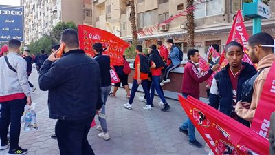 توافد جماهير الأهلي على استاد القاهرة لحضور المباراة الحاسمة (فيديو وصور)