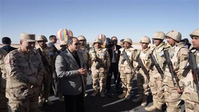 لحظة لقاء السيسي قوات شرق القناة لمكافحة الإرهاب ومقاتلي الجيش الثاني والثالث الميدانيين