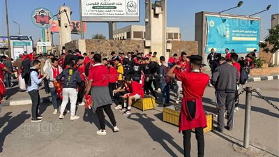 بالأعلام والهتافات الحماسية، جماهير الأهلي تشعل الأجواء أمام استاد القاهرة (فيديو وصور)