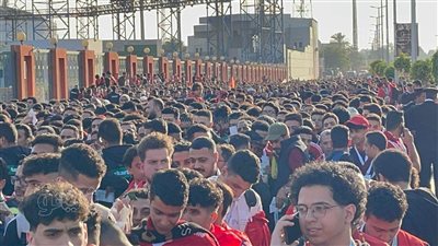 جماهير الأهلي أمام بوابات إستاد القاهرة لحضور مباراة الهلال (فيديو وصور)