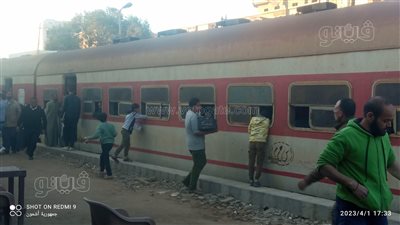 المنايفة عزموا القطار على الإفطار.. توزيع 100 وجبة على المسافرين (صور)