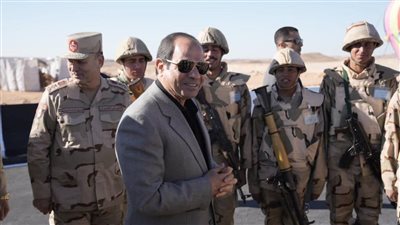  شاهد تفقد السيسي الارتكزات الأمنية بشرق القناة (فيديو وصور)