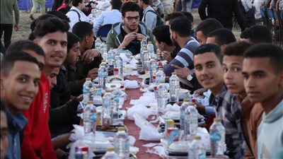 قيادات جامعة الأزهر يشاركون الطلاب المغتربين الإفطار الجماعي 