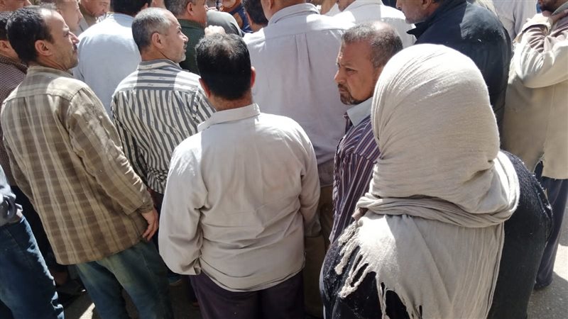 عمال بمصنع للغزل