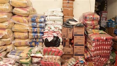ضبط ٢٢ طنا من السلع الغذائية بسوق أوسيم