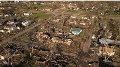 فيديو يرصد ما فعلته العواصف والأعاصير بأمريكا وسط ارتفاع عدد الضحايا