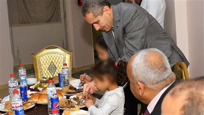 محافظ الغربية يشارك 30 يتيما إفطارهم بإحدى دور الرعاية بطنطا (صور)