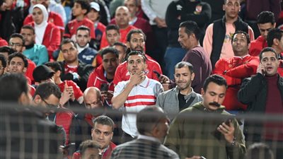تيشيرت الزمالك يظهر في مدرجات الأهلي أمام الهلال السوداني (صور)
