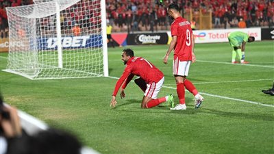 شاهد احتفال خاص بين كهربا وبيرسى تاو مع جمهور الأهلى 