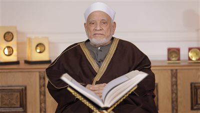 وهو على فراش المرض، اختيار أحمد عمر هاشم شخصية العام الإسلامية لجائزة دبي للقرآن الكريم