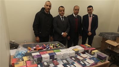 ضبط محاولة تهريب 280 هاتف محمول وسيجارة إلكترونية بمطار القاهرة