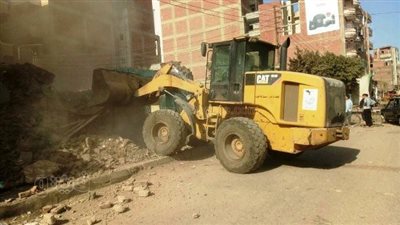 إزالة مبنى آيل للسقوط في الغربية حفاظا على سلامة المواطنين (صور)