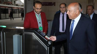 وزير النقل يتفقد انتظام العمل بمحطة عدلي منصور ويستقل أحد القطارات 