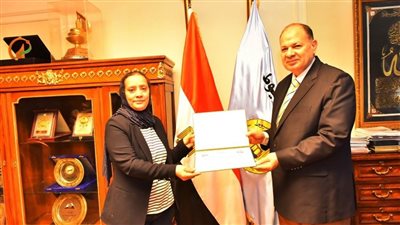 محافظ أسيوط يكرم مديرة مدرسة الوحدة العربية وبعض المعلمات