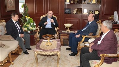 محافظ بنى سويف يبحث مع نقباء الأطباء والأسنان والبيطريين تعظيم سبل التعاون