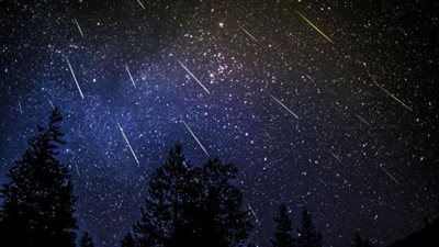 سماء ديسمبر تتزين بزخات الشهب.. ملكة الزخات الشهابية 