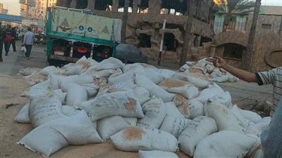 انقلاب سيارة نقل محملة بأطنان 