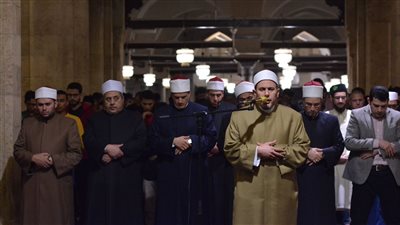 جموع المصلين يؤدون العشاء والتراويح في الجامع الأزهر (صور)