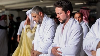 ولي عهد الأردن يؤدي مناسك العمرة في السعودية (صور)