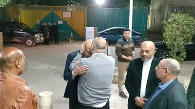 محسن منصور يقبل رأس ضياء عبد الخالق في عزاء شقيقه (فيديو)