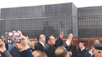 مناوشات كلامية بين محامين الـ7 ضحايا ومحامي المتهم بجنايات الإسكندرية (صور)