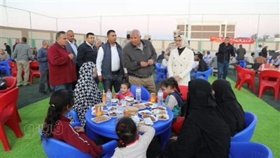 الزملوط يُشارك أهالي الفرافرة الإفطار الرمضاني