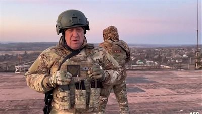 رئيس فاجنر يرفع العلم الروسي على مبنى إدارة باخموت (فيديو)