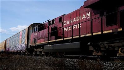 خروج 25 عربة قطار عن مسارها في أمريكا 