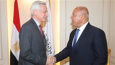 وزير النقل يبحث مع السفير الفرنسى آخر مستجدات مشروعات المترو والسكك الحديدية