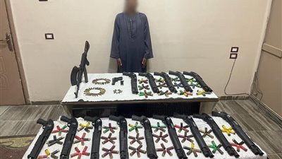 سقوط عنصر إجرامي بحوزته 16 قطعة سلاح ناري في أسيوط قبل بيعهم 