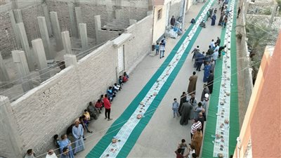 للعام الخامس على التوالي، أهالي قرية الزناقطة ينظمون أكبر مائدة إفطار بالأقصر