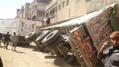 انقلاب مقطورة على منزل بقرية درين في الدقهلية (صور) 