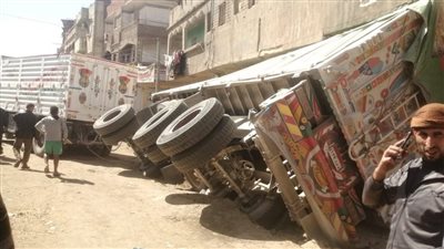 خسائر انقلاب مقطورة سيارة نقل على منزل بالدقهلية