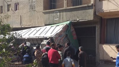  الصور الأولى لتصدعات منزل انقلبت عليه مقطورة سيارة محملة بالرمال في الدقهلية