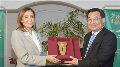 وزيرة الثقافة ونظيرها الصيني يفتتحان معرض 