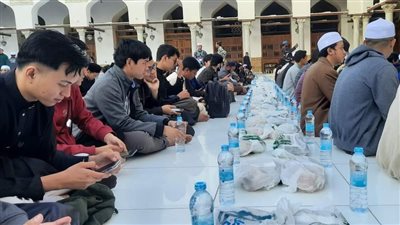 لحظة إفطار 5 آلاف وافد ومئات المصريين في الجامع الأزهر بحضور قيادات المشيخة (صور) 