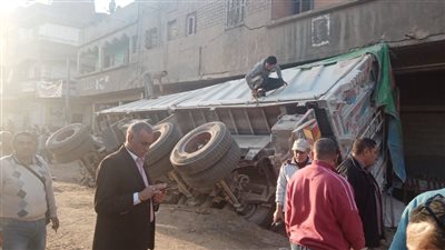إخلاء منزل في الدقهلية بعد انقلاب مقطورة رمل عليه