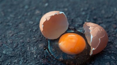  تفسير حلم البيض المكسورفى المنام وعلاقته بالخلافات الزوجية والمال الحرام 