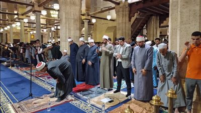 أروقة وصحن الجامع الأزهر تمتلئ بآلاف المصلين لأداء العشاء والتراويح (صور)