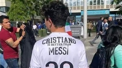 مشجع باريسي يظهر بتيشرت يستفز ليونيل ميسي أمام مقر التدريبات 