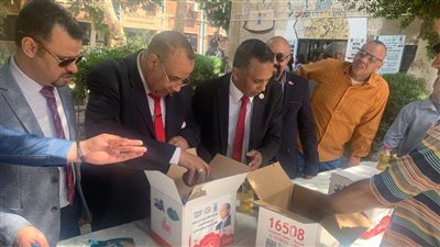 طلاب من أجل مصر يجهزون كراتين رمضان بمشاركة رئيس جامعة الأقصر