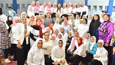 اللواء عصام سعد يفتتح معرض الأنشطة الطلابية بمدرسة أسيوط الثانوية ويكرم المتفوقات