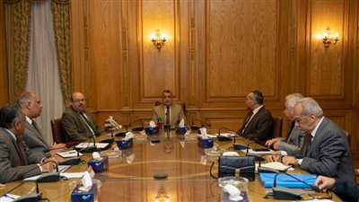 وزير الإنتاج الحربى يتابع الموقف التنفيذى لتصنيع جهاز توليد المياه من الهواء الجوى